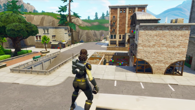 Illustration for article titled El cubo gigante de Fortnite destruye el edificio con peor suerte del mapa y acaba en Balsa Botín